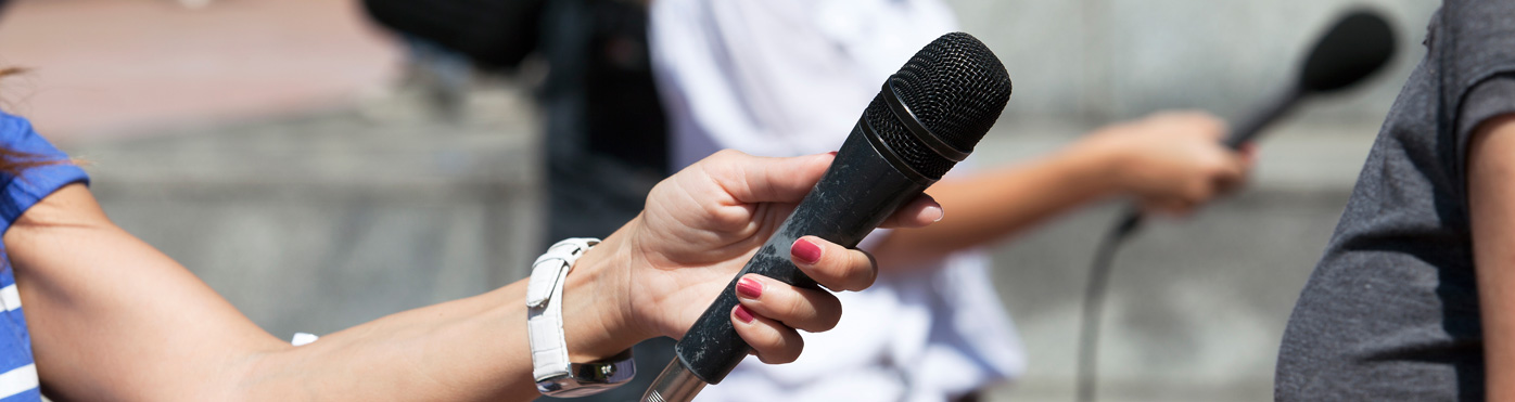 Mikrofoner holdes ved interviews