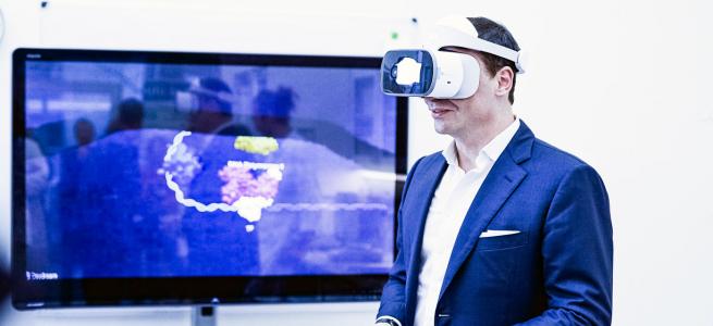 Tommy Ahlers introduceret til VR-briller