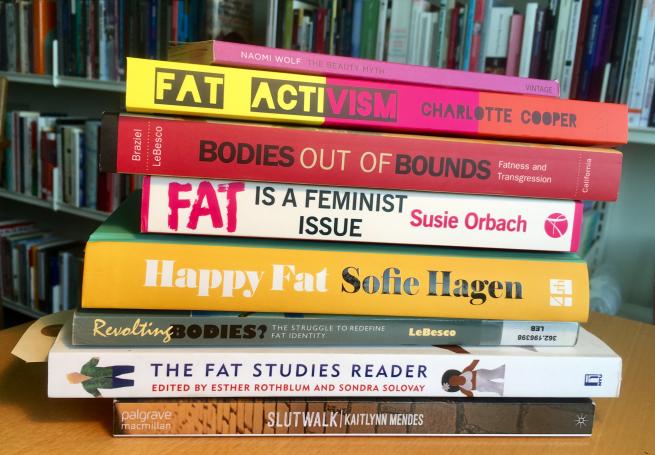 Foto af en bunke bøger om kropsaktivisme