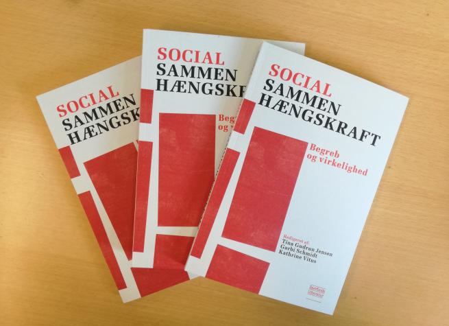 Foto af tre eksemplarer af bogen Social sammenhængskraft