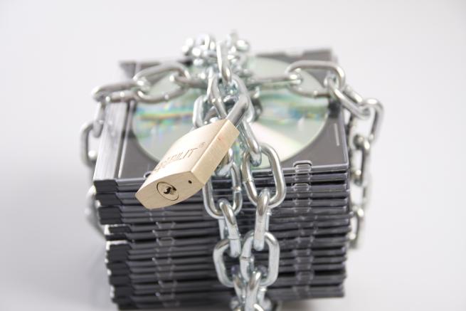 CDer med en kæde og hængelås omkring sig. Foto: Colourbox