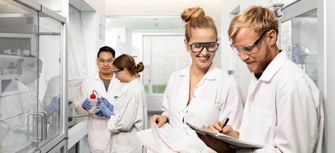 Studerende i laboratorium