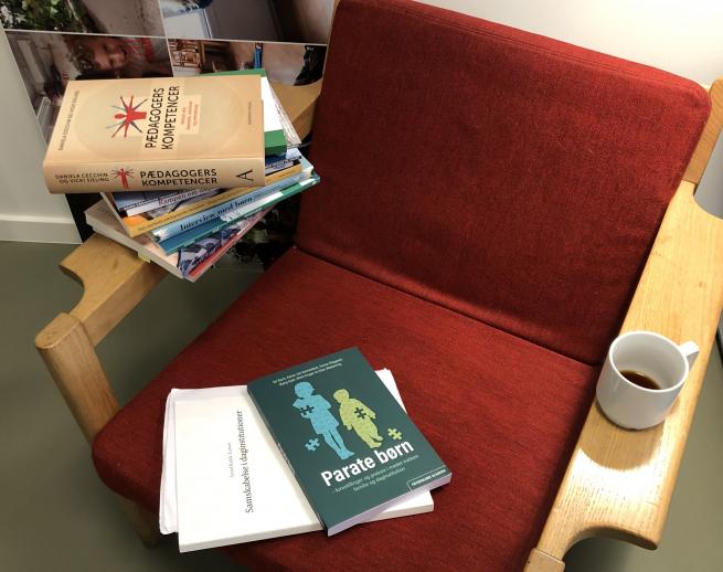 En stol med bøger i bunker