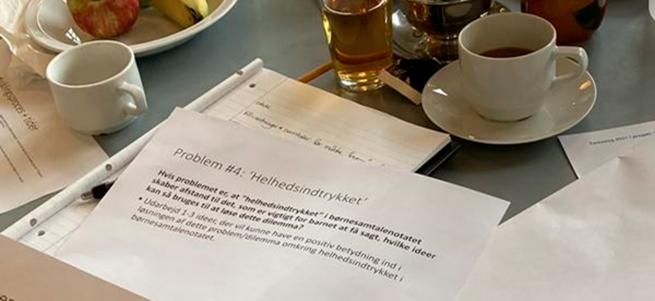 Papir på mødebord med teksten "Problem #2: Helhedsintrykke"
