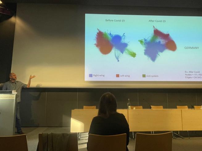 Jakob Bæk Kristensen presenting AlterPublics work at the ICA conference in Paris.