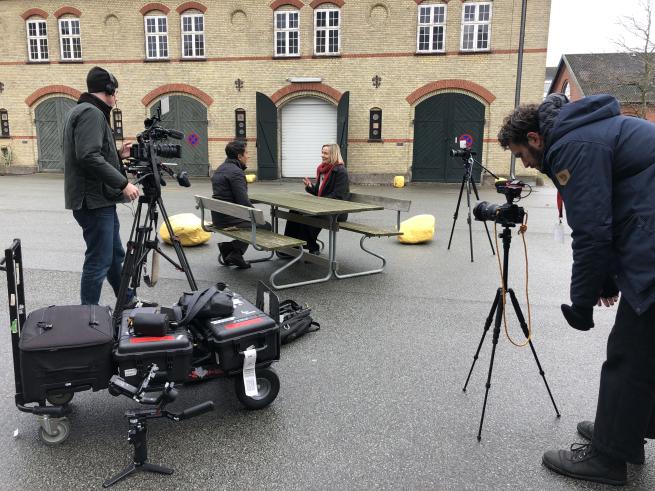 Billedet viser kamerafolk filme Lone Simonsen blive interviewet af Sanjay Gupta