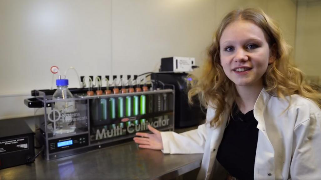 Studerende Pauline Sørensen viser multikultivator til tælling mikroalger