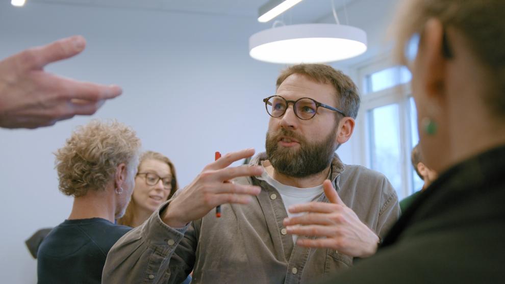 Studerende taler sammen