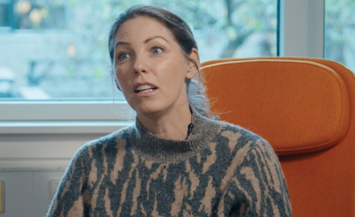 Kvindelig studerende fortæller om uddannelsen Master i Projekt- og Forandringsledelse