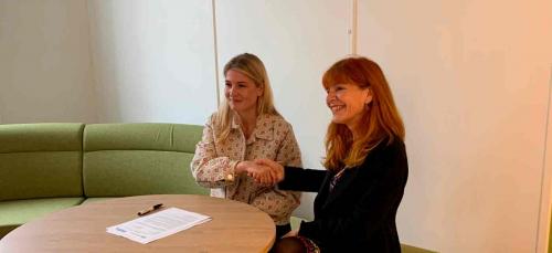 Borgmester Christina Krzyrosiak Hansen og rektor Hanne Leth Andersen underskriver aftale.