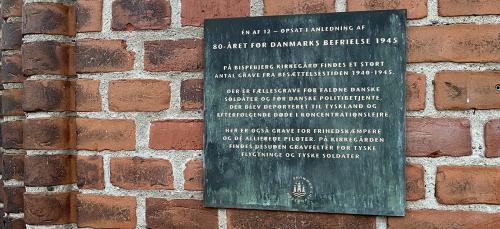 Mindetavle ved Bispebjerg Kirkegård