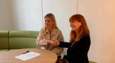 Borgmester Christina Krzyrosiak Hansen og rektor Hanne Leth Andersen underskriver aftale.