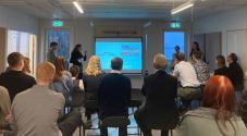 Studerende laver præsentation i Rødbyhavn
