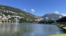 Picture of central Bergen park with mountains in the background