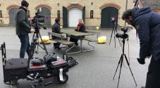 Billedet viser kamerafolk filme Lone Simonsen blive interviewet af Sanjay Gupta