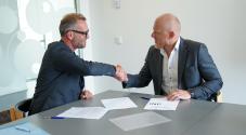 Bjørn Thomassen og Morten Ziebell giver hånd.