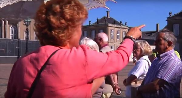 Turistfører på tur med turister ved Amalienborg