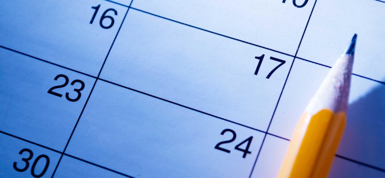 Kalender med datoer og blyant