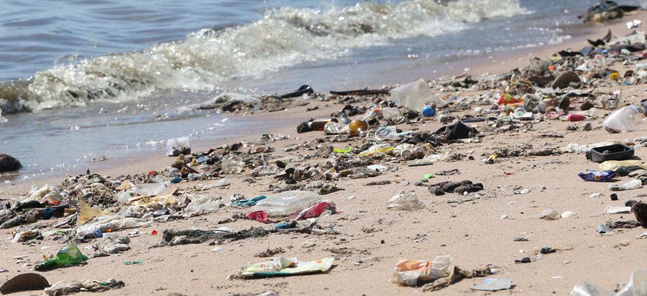 Plastikforurening på strand
